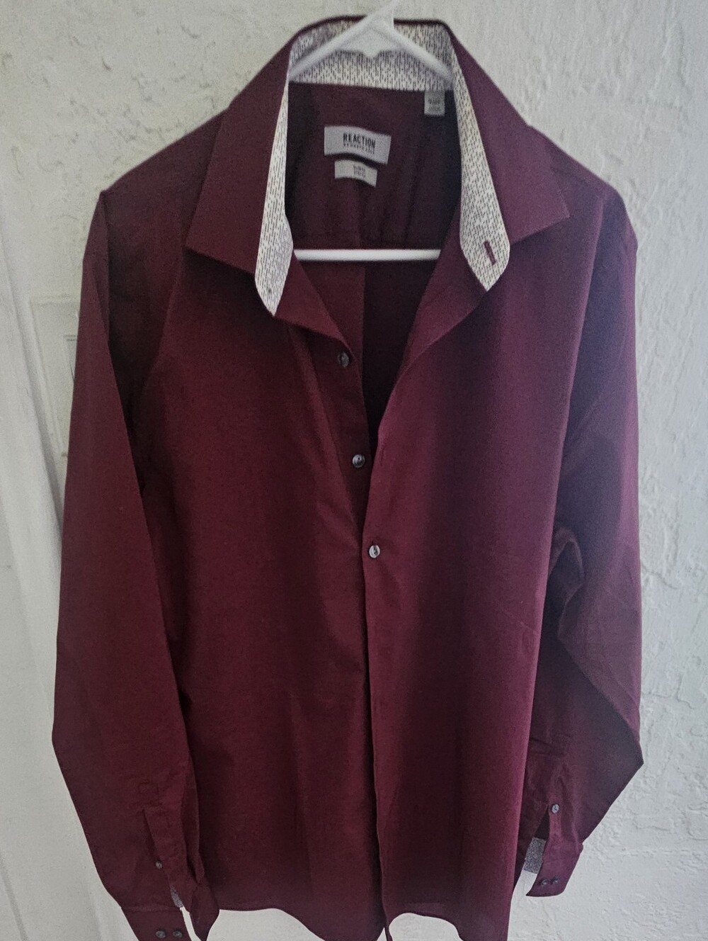 Reaction Kenneth Cole Men’s Burgundy Dress Shirt (L)